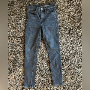 Gap TRUE SKINNY SUPER HIGH RISE
Size 4